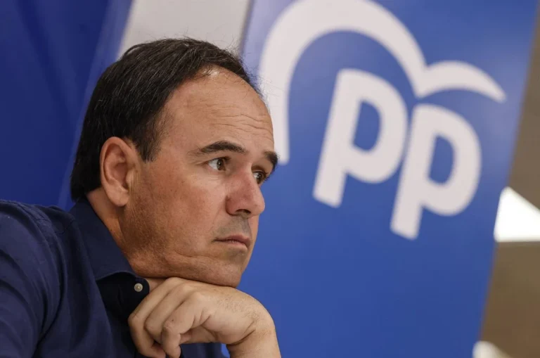 Protesta de docentes a Pérez Llorca: abucheos y petición de dimisión en acto del PP en la Pobla de Vallbona