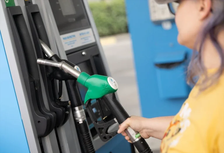 Repostaje en una gasolinera, a 3 de marzo de 2026, en Madrid (Fuente: Agencias)