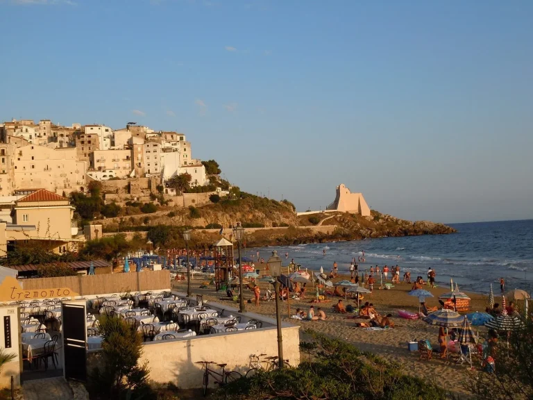 Ni Amalfi ni Positano: Este es el pueblo a una hora de Roma con playas Bandera Azul que debes visitar hoy