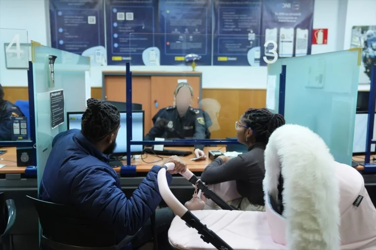 Un policía Nacional atiende a una persona durante la presentación de la prueba piloto (Fuente: agencias)