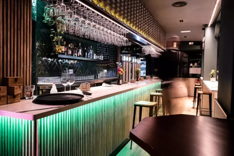 El refugio "eco" de Madrid donde el menú cambia cada día: "Cocinamos lo que da la tierra para no aburrirnos"