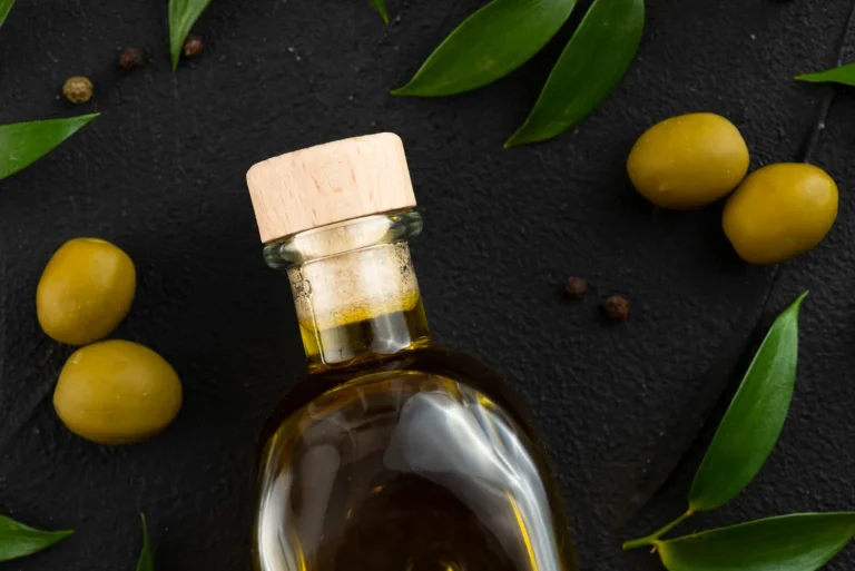 Ni el aceite de oliva virgen extra ni el de girasol: el CSIC revela por qué el aceite de orujo de oliva es la opción más estable y saludable para freír