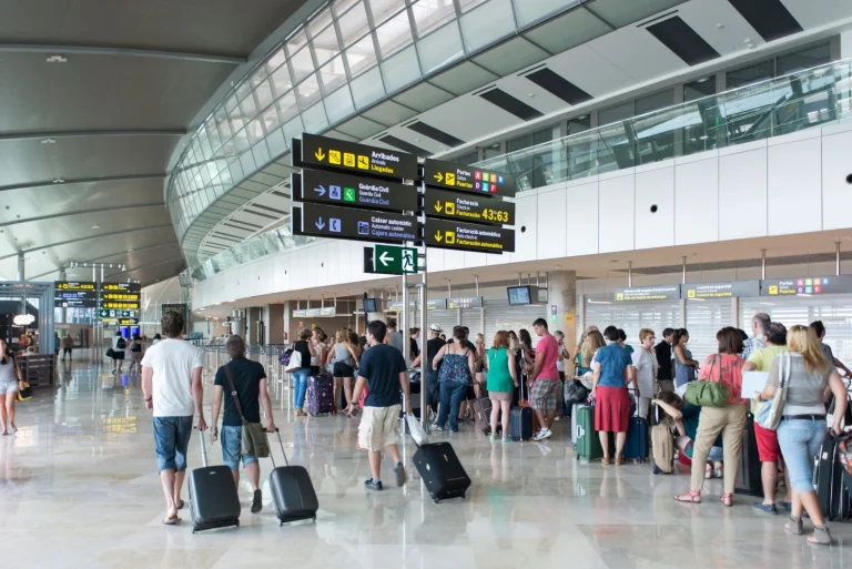 Ni bonos ni vales, así puedes exigir tu dinero en efectivo si cancelan tu vuelo