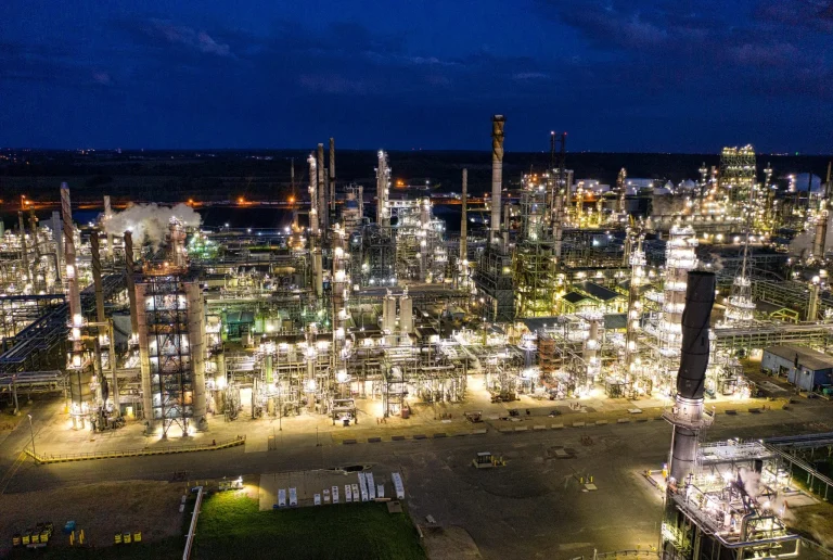 ataque drones refinería rusa