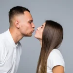 Los besos esconden más de lo que crees: algunas curiosidades científicas que explican por qué nos enganchan tanto