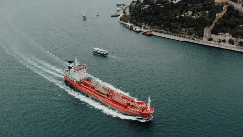 La flota fantasma de Rusia desafía sanciones y aumenta el riesgo para los mares de Europa 2 Moncloa Petrólero ruso en Ormuz. Foto: Agencias.