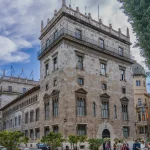 Excluir el castellano de los colegios catalanes no es legal