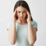 Cómo evitar la migraña al despertar: las señales del día anterior que los científicos recomiendan no ignorar