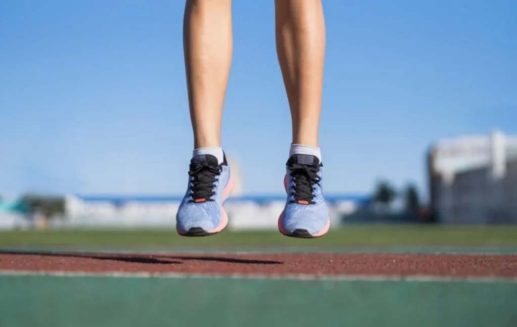 ¿Vas a jugar tenis? Estas 3 precauciones pueden evitarte lesiones, según médicos 6 Moncloa Pies firmes para movimientos rápidos