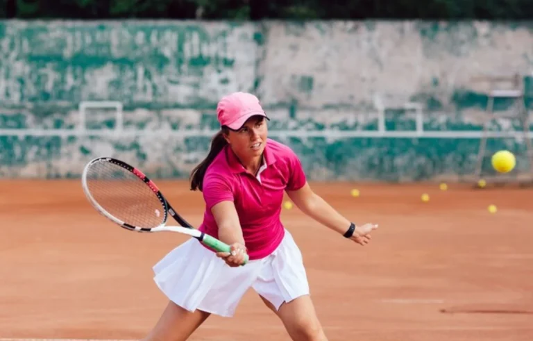 ¿Vas a jugar tenis? Estas 3 precauciones pueden evitarte lesiones, según médicos