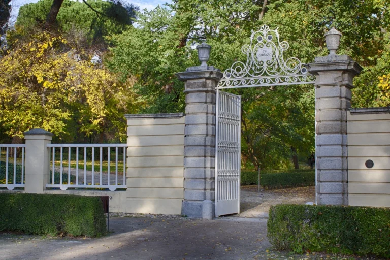 Olvida El Retiro: el parque más misterioso y romántico de Madrid donde la aristocracia celebraba sus fiestas secretas y esconde un templo masónico.