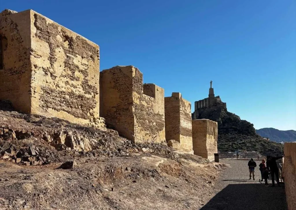Esta pedanía de Murcia guarda 3 castillos históricos y una silueta imposible de ignorar 14 Moncloa Los castillos del Rey Lobo que marcaron la historia de Murcia
