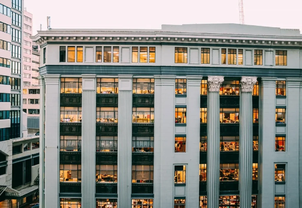 Las oficinas recuperan protagonismo: dónde están las mejores oportunidades de compra 5 Moncloa Edificio moderno de oficinas. Freepik Moncloa
