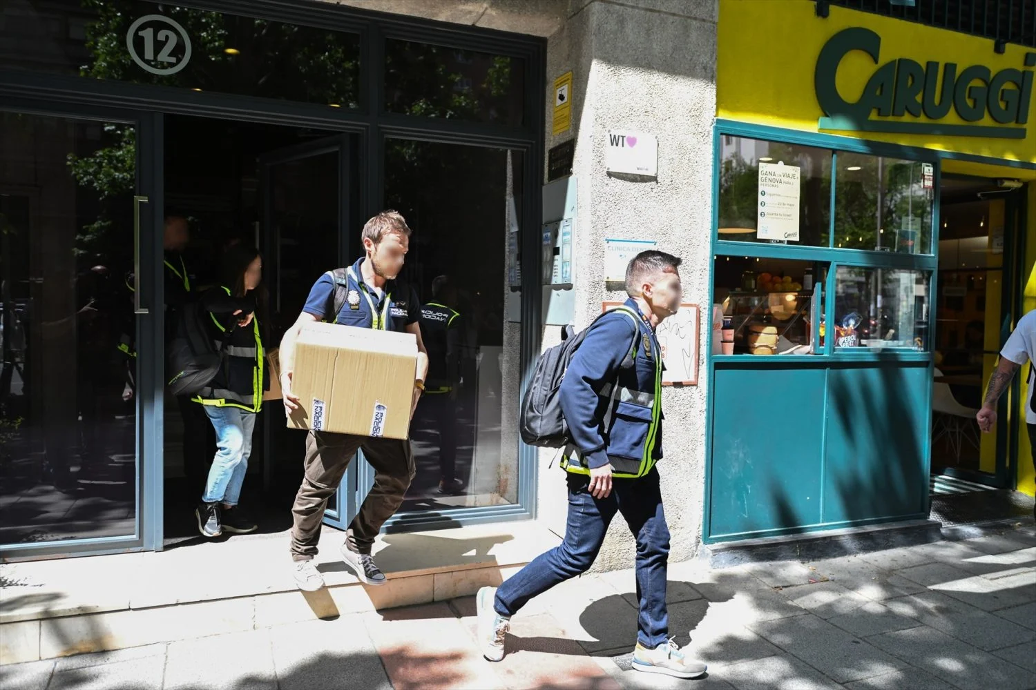Agentes de la UDEF tras el registro del negocio de las hijas de Zapatero (Fuente: Agencias) Agentes de la UDEF tras el registro del negocio de las hijas de Zapatero (Fuente: Agencias)