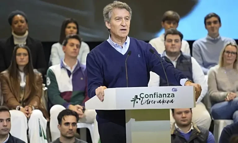 Feijóo pide elecciones y propone a González con Zapatero de número dos