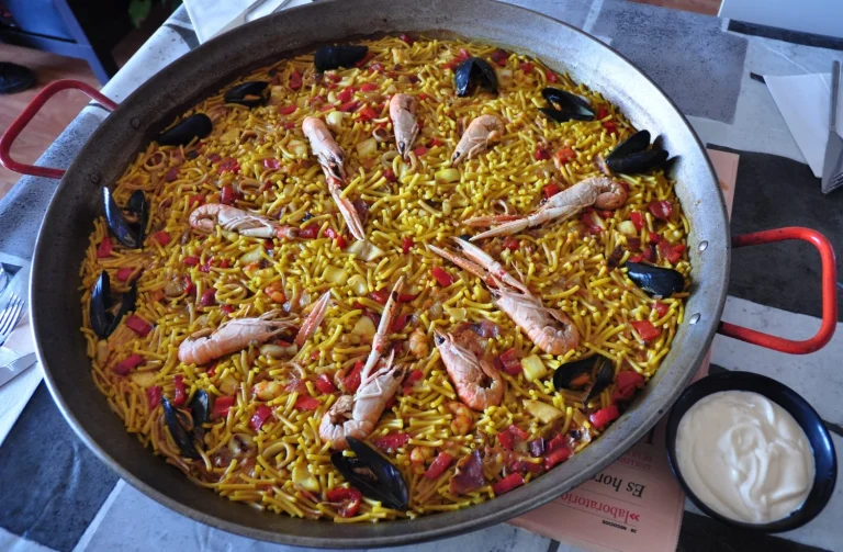 Adiós a la paella tradicional: la paella instantánea Nissin en 5 minutos
