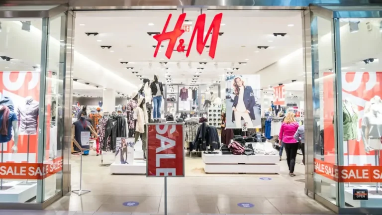 Olvida las firmas caras: H&M liquida en su aplicación el vestido largo ideal para los eventos de primavera