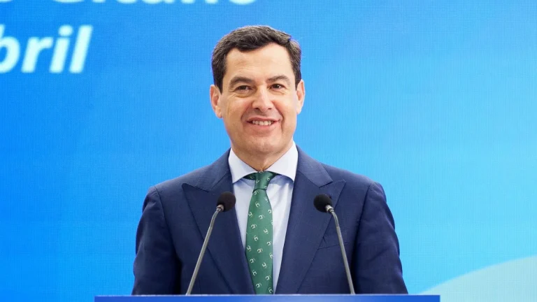 Juanma Moreno roza la mayoría absoluta y busca pactos con Vox en Andalucía