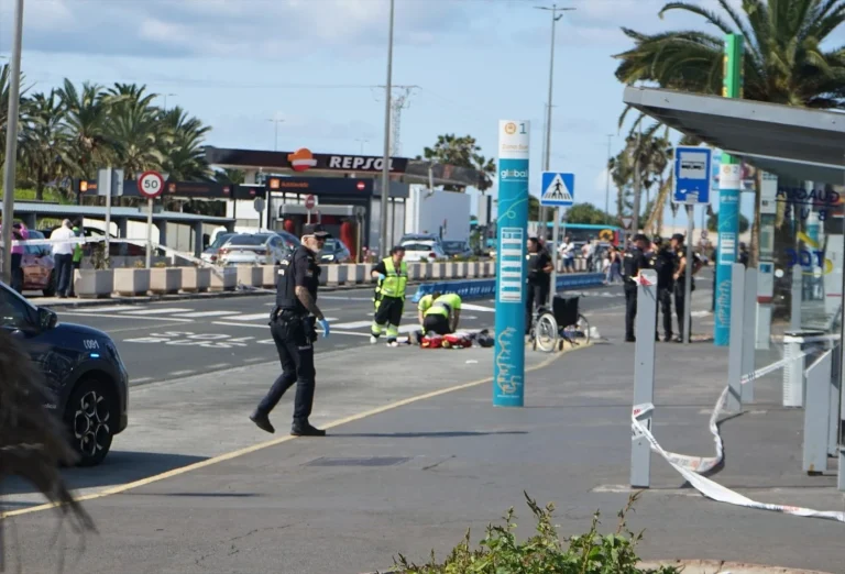 Los servicios de emergencia practican las maniobras de reanimación en el hombre abatido, en el aeropuerto de Gran Canaria (Fuente: Agencias)