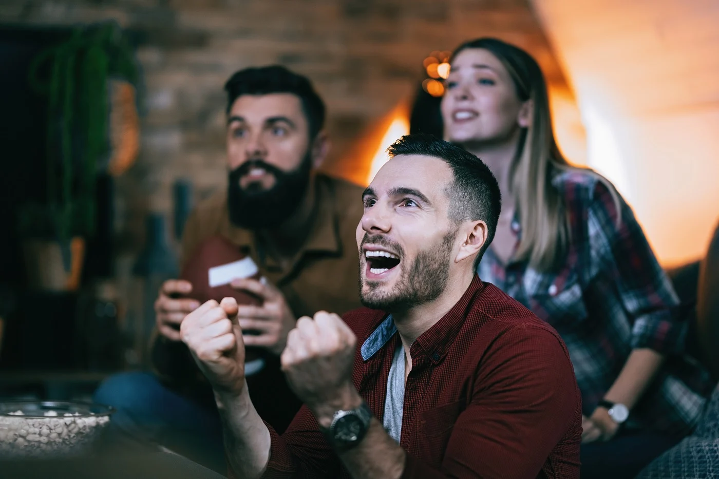 Personas celebrando apuestas