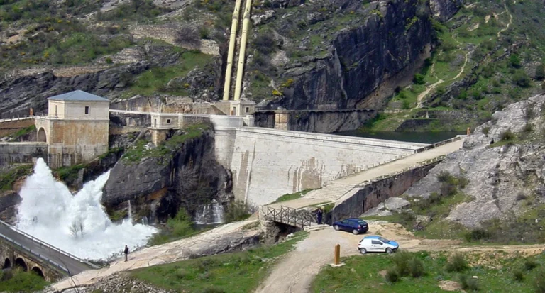El impresionante cañón de roca a un paso de Madrid que esconde la presa más antigua y parece el escenario de una película del lejano oeste