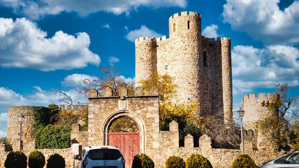 Olvida Ribera del Duero: la villa madrileña idónea para una ruta secreta de vino y asado tradicional sin salir de la comunidad. (San Martín de Valdeiglesias, España) Olvida Ribera del Duero: la villa madrileña idónea para una ruta secreta de vino y asado tradicional sin salir de la comunidad. (San Martín de Valdeiglesias, España)