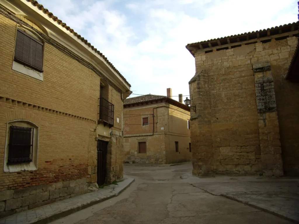 El pueblo de Castilla y León con solo 70 vecinos y una iglesia que parece una catedral 1 Moncloa El pueblo de Castilla y León donde dos reyes cambiaron la historia