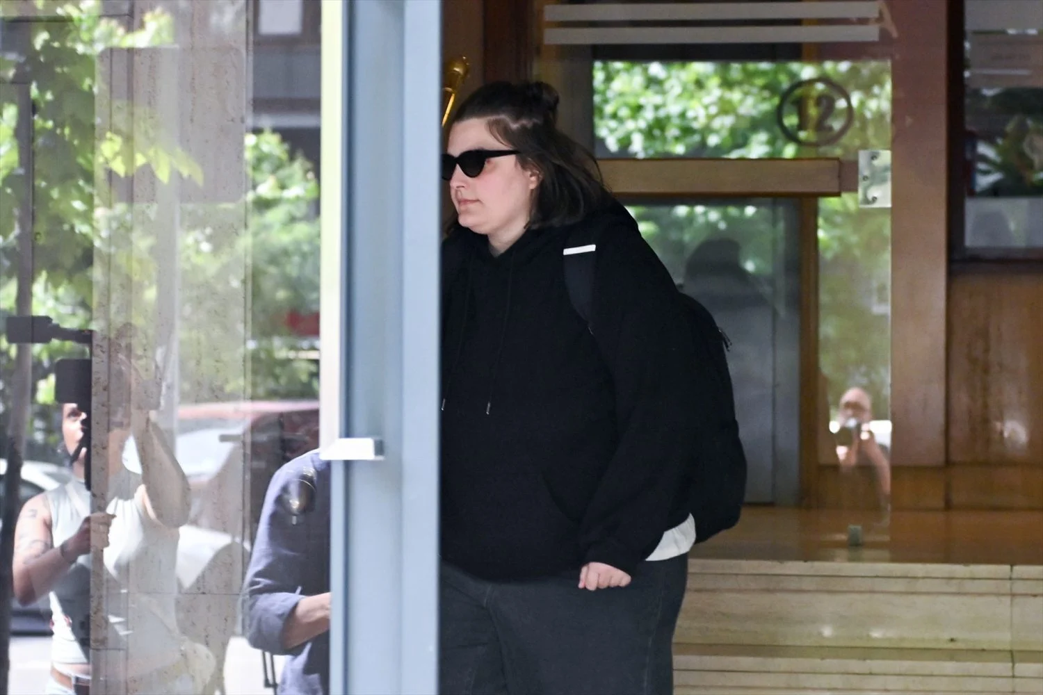 Una de las hijas del expresidente del Gobierno Zapatero a su salida de las oficinas de la empresa What The Fav Una de las hijas del expresidente del Gobierno Zapatero a su salida de las oficinas de la empresa What The Fav (Fuente: Agencias)