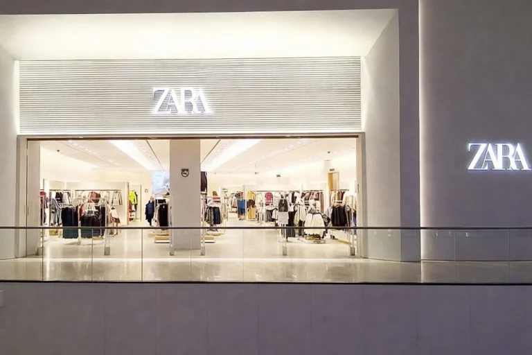 La gabardina de Zara que las editoras de moda llevan a los eventos de primavera está a mitad de precio por tiempo limitado Gabardina ‘Trench Water Repellent’ de Zara