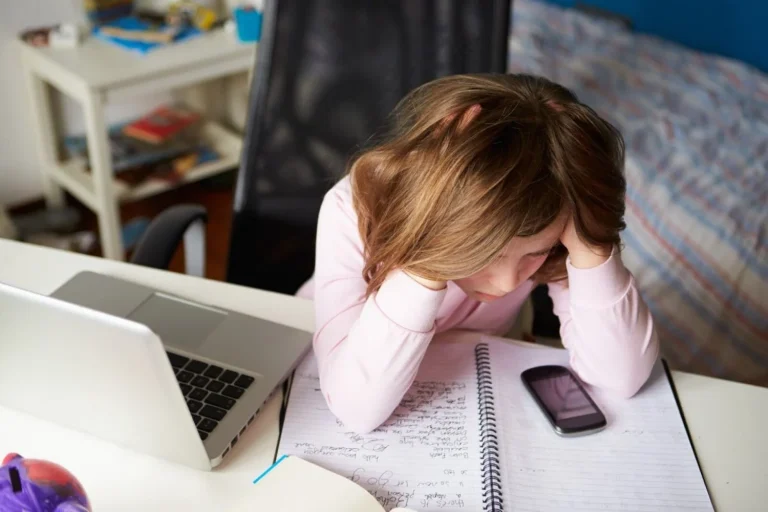 Trabajar hasta reventar: el drama de la salud mental en España que la sanidad pública ya no puede contener