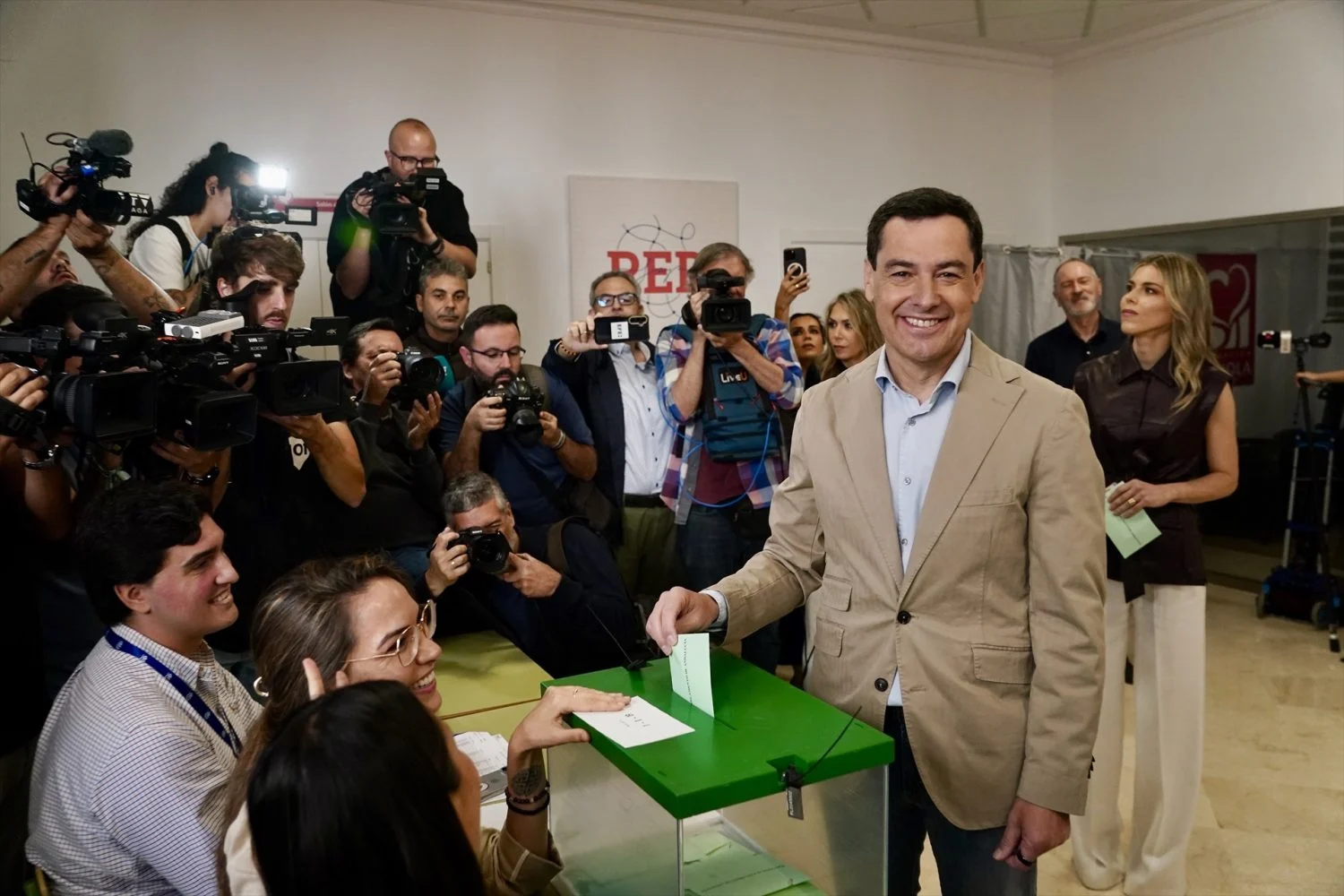 andidato_pp_a_reeleccion_frente_junta_juanma_moreno_ejerce_derecho_voto Juan Manuel Moreno Bonilla presidirá Andalucía. EP
