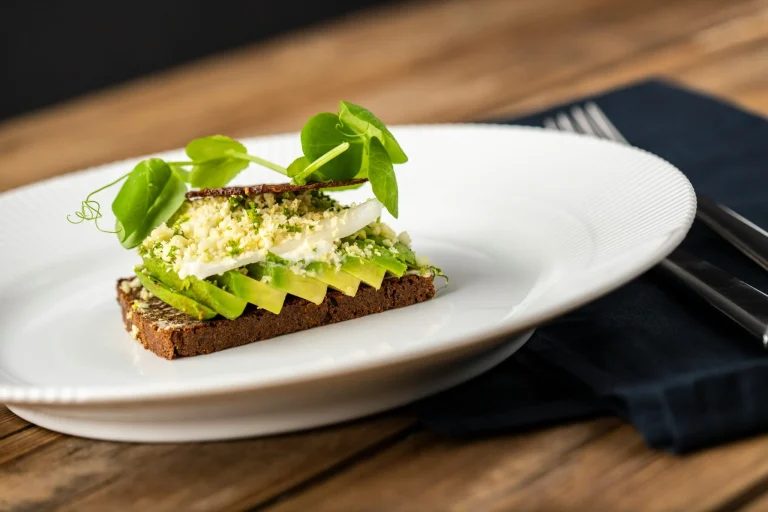 Descubre por qué el bacalao ahumado es el mejor desayuno (más ligero que el salmón en tus tostadas de aguacate)