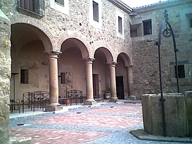 El espectacular convento franciscano donde puedes casarte en Cáceres 2 Moncloa claustro Moncloa