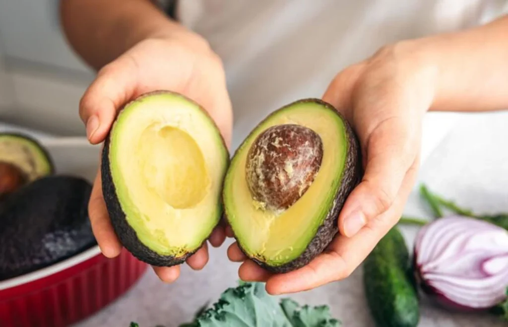 El aguacate ayuda más de lo que imaginas al correr: la explicación de la nutricionista Clara Álvarez 9 Moncloa Los corredores necesitan más nutrientes de lo que imaginan
