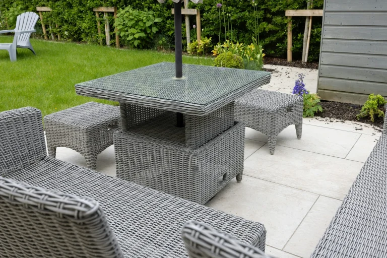 Descubre el conjunto de jardín con sombrilla que combina comodidad y estilo por solo 155€