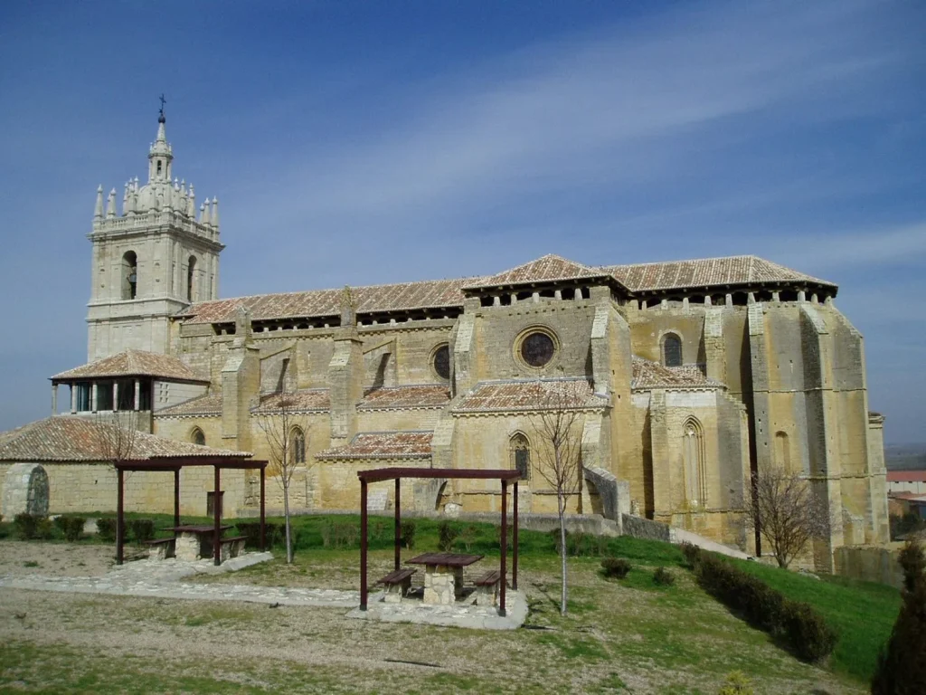 El pueblo de Castilla y León con solo 70 vecinos y una iglesia que parece una catedral 3 Moncloa Un rincón de la España vaciada que se resiste a desaparecer