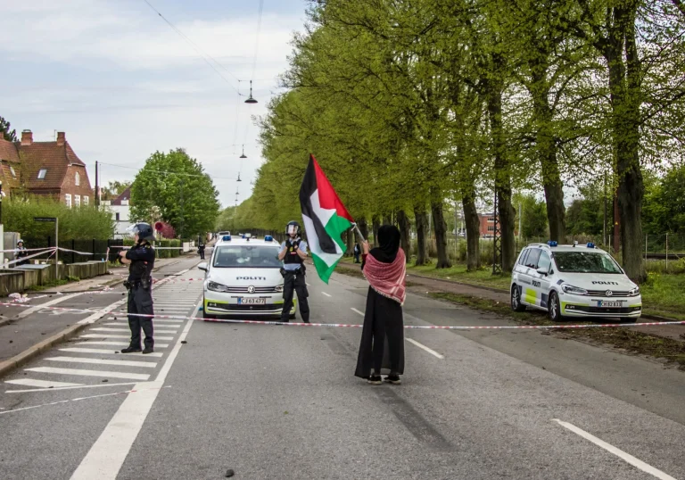 La policía vasca detiene a cuatro manifestantes de la flotilla de Gaza en el aeropuerto de Bilbao