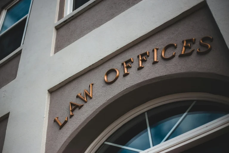 El FBI alerta: Silent Ransom Group ataca bufetes de abogados con visitas de soporte técnico