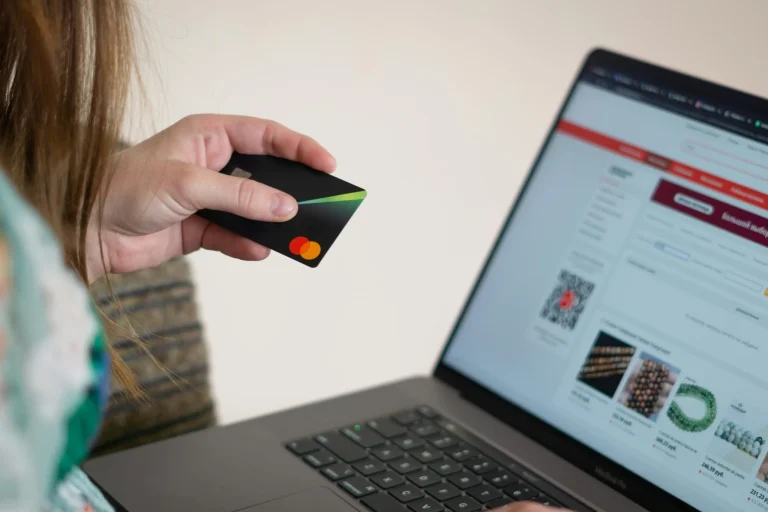 Filtración masiva de tarjetas de crédito: B1ack’s Stash libera 4,6 millones de registros