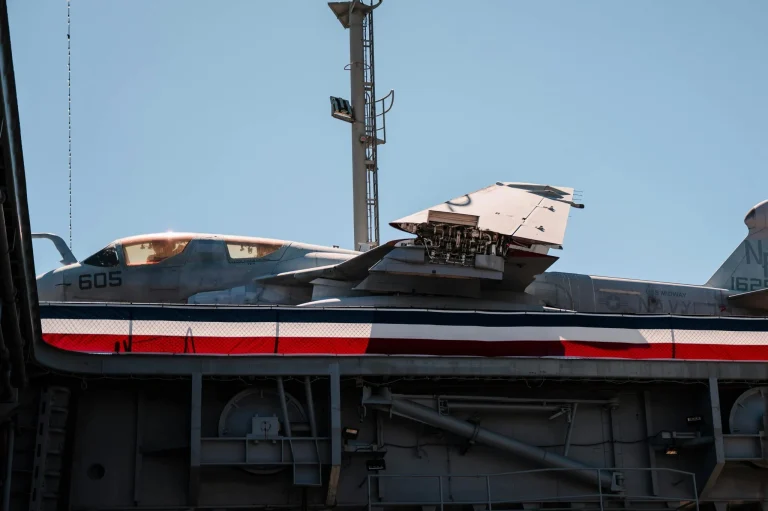 Irán amenaza con atacar buques de la Armada de EE.UU. tras el impacto en un carguero cerca de Qatar