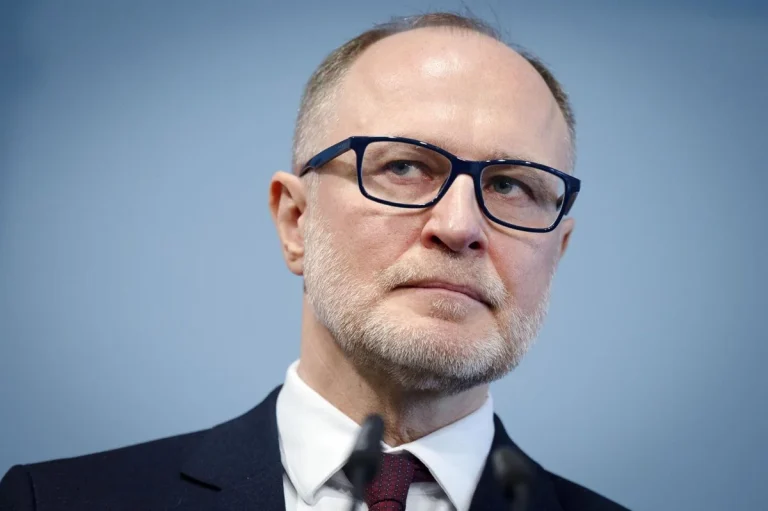 Dimite el ministro de Defensa de Letonia tras el impacto de drones ucranianos desviados por Rusia