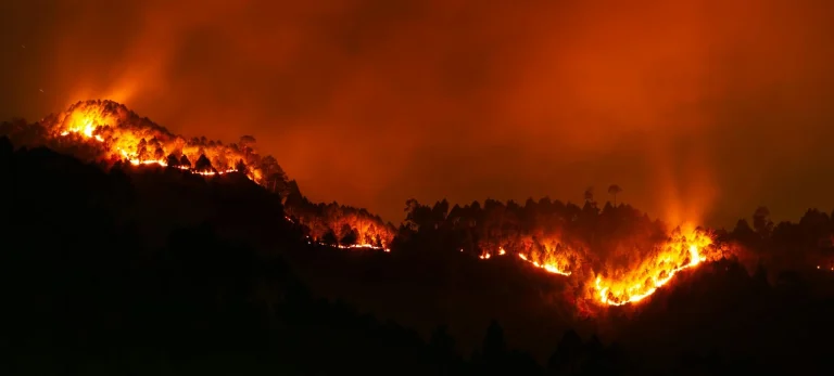 Los Bombers dan por controlado el incendio en Òrrius que obligó a confinar a 600 vecinos