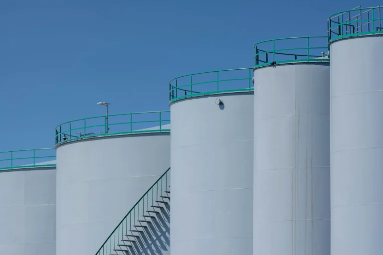Reino Unido suaviza sanciones al petróleo ruso y autoriza diésel refinado en terceros países
