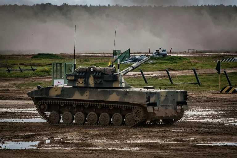 La OTAN despliega robots terrestres en Letonia a 200 km de Rusia