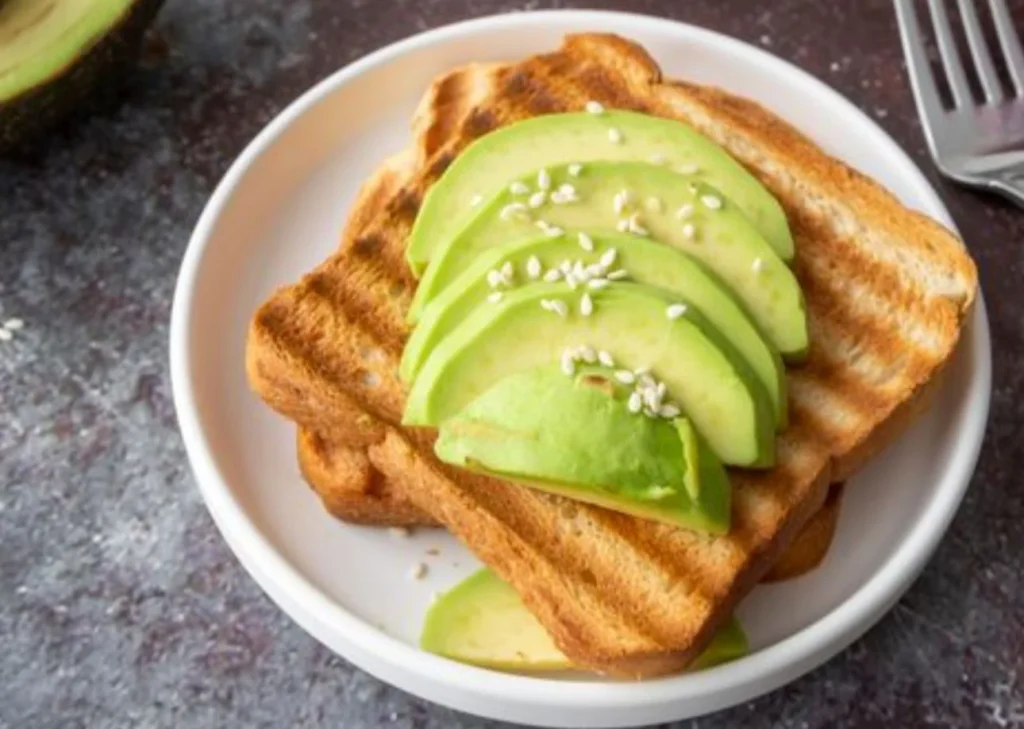 El aguacate ayuda más de lo que imaginas al correr: la explicación de la nutricionista Clara Álvarez 10 Moncloa El aguacate también encaja fácilmente en el día a día