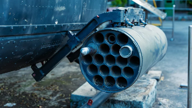 Ucrania activa su primera bomba guiada ucraniana de 250 kg para ataques a distancia
