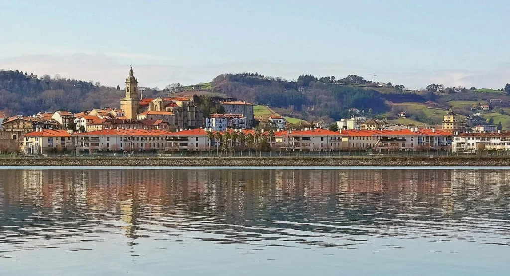 El barrio marinero de País Vasco que convirtió la pintura de barcos en su sello