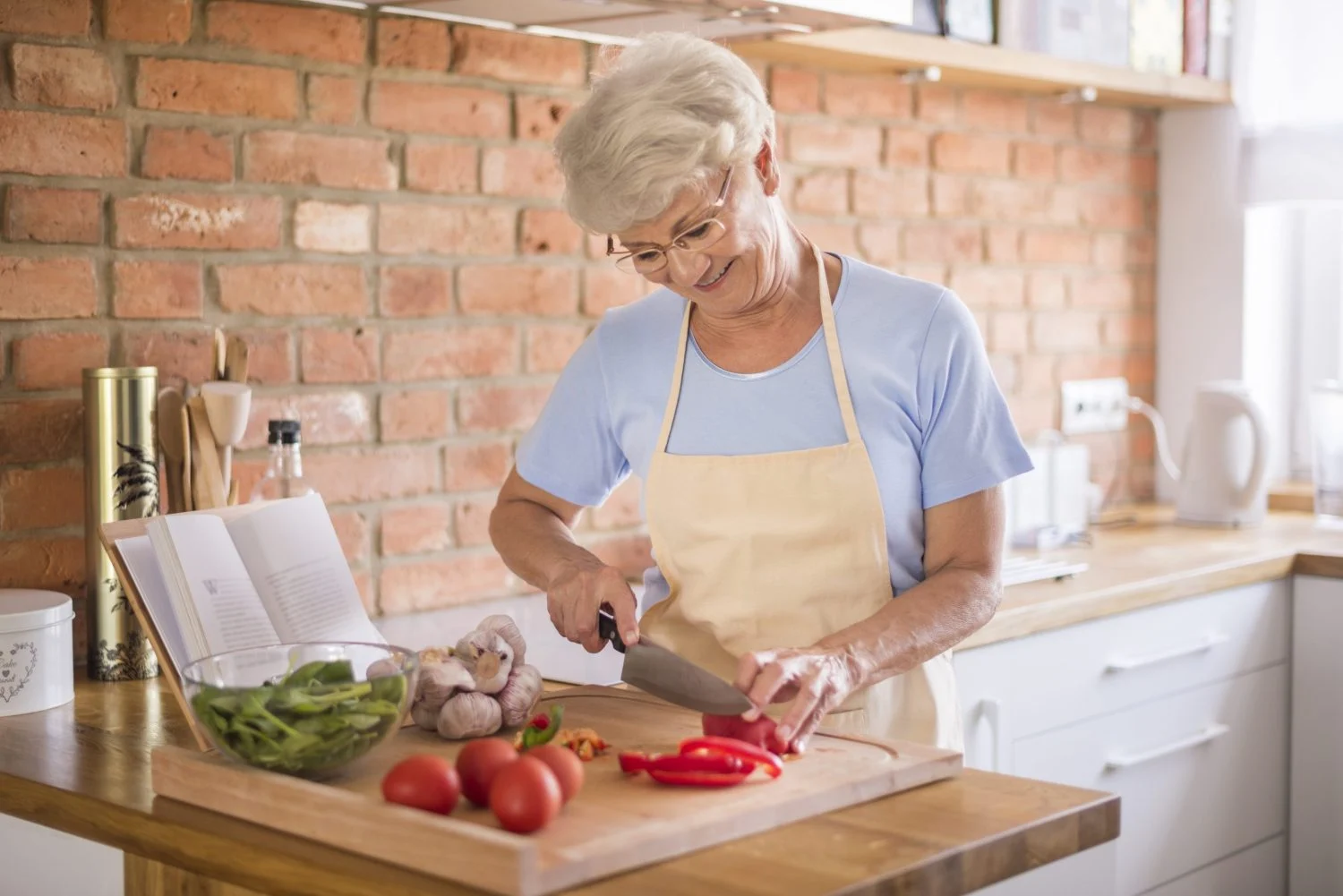ABUELA COCINANDO SALSA
