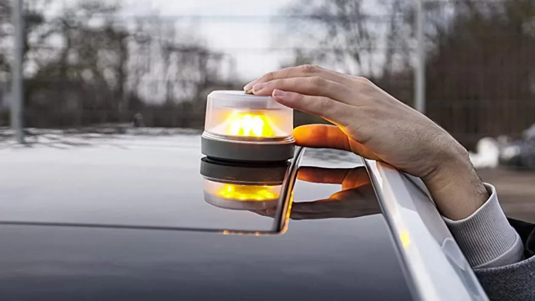 La DGT ya multa hasta 80 euros por llevar la baliza V16 sin batería o sin homologar, y muchos conductores no lo saben La DGT ya multa hasta 80 euros por llevar la baliza V16 sin batería o sin homologar, y muchos conductores no lo saben