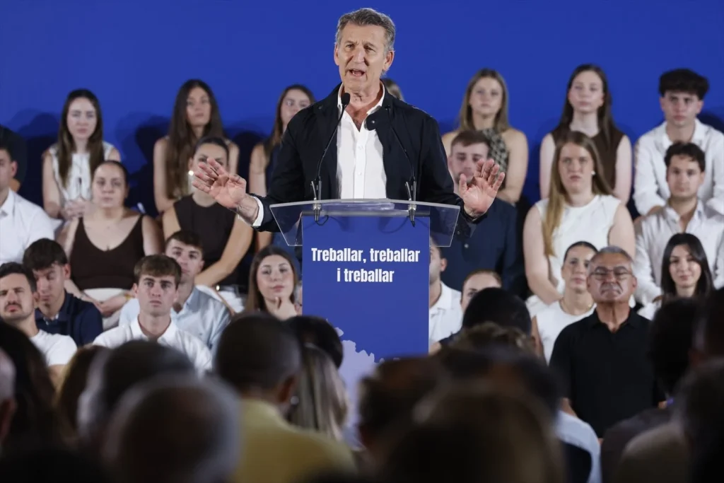 Feijóo eleva el tono y acusa a Zapatero de mentir y arrastrar a sus hijas 2 Moncloa El presidente del Partido Popular Alberto Nunez Feijoo durante la reunion de la Junta Directiva del PP de la provincia de Valencia Moncloa